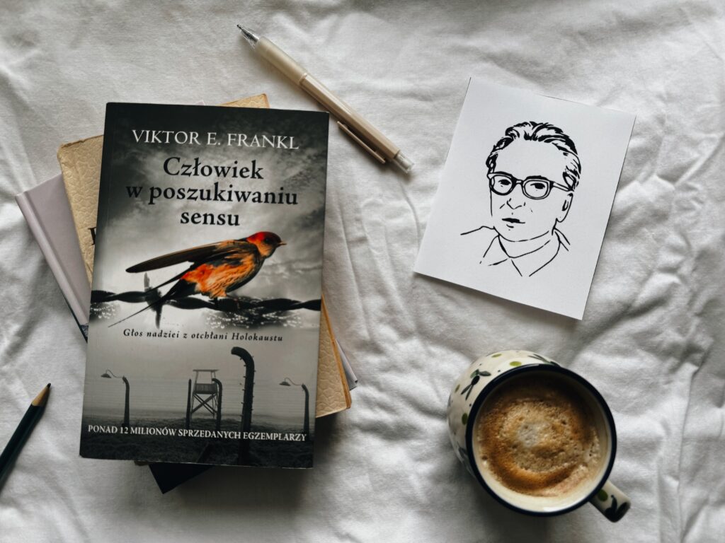 Książka Viktora E. Frankla „Człowiek w poszukiwaniu sensu”, kawa i szkic portretu Frankla