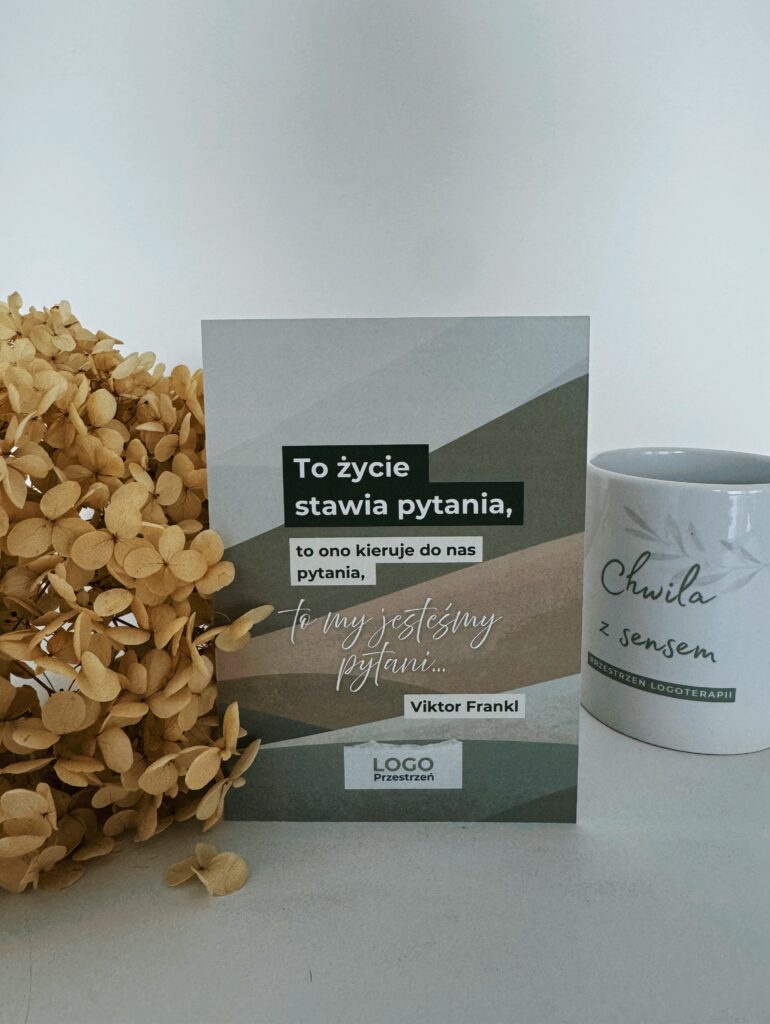 Kartka z cytatem Viktora Frankla „To życie stawia pytania” i kubek „Chwila z sensem”