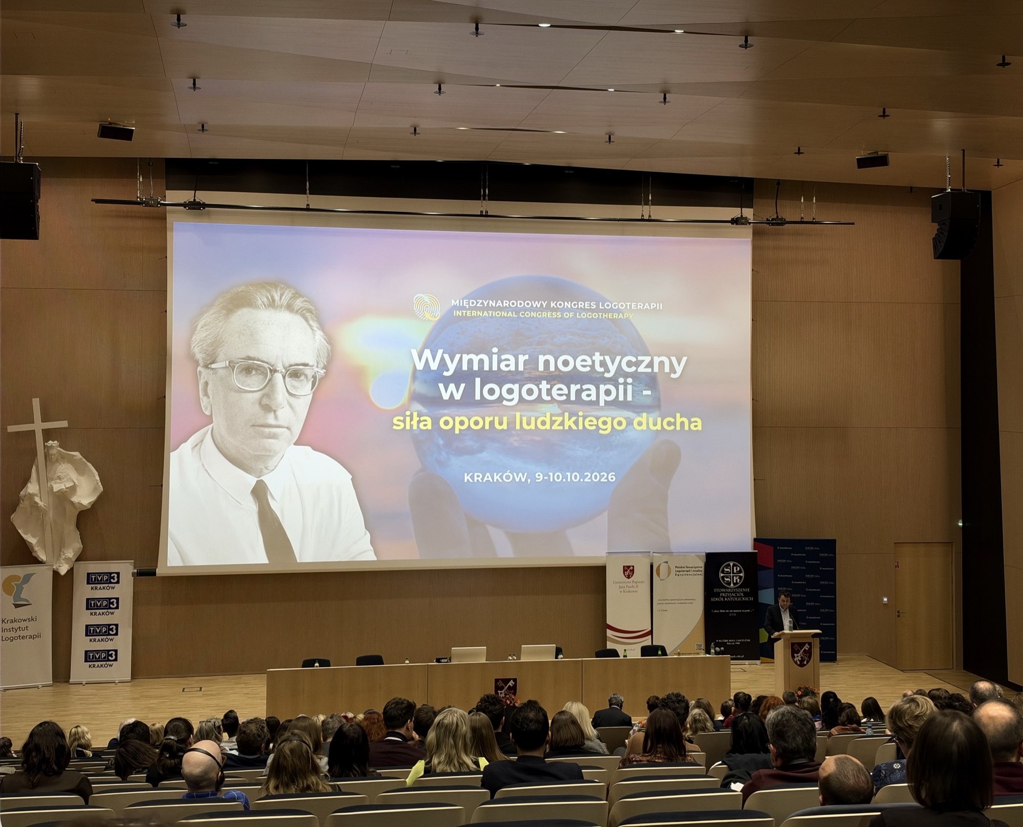Sala II Międzynarodowego Kongresu Logoterapii w Krakowie, na ekranie Viktor Frankl i tytuł: Wymiar noetyczny w logoterapii - siła oporu ludzkiego ducha