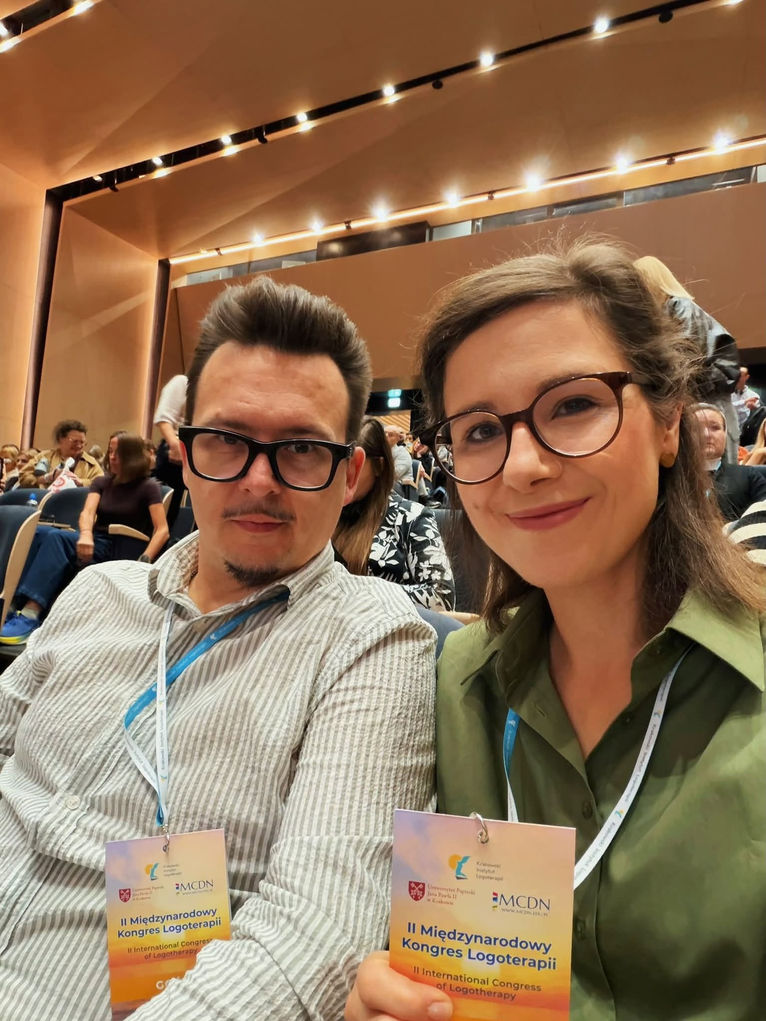 Kasia i Mariusz Marcinkowscy z identyfikatorami II Międzynarodowego Kongresu Logoterapii na sali w Krakowie
